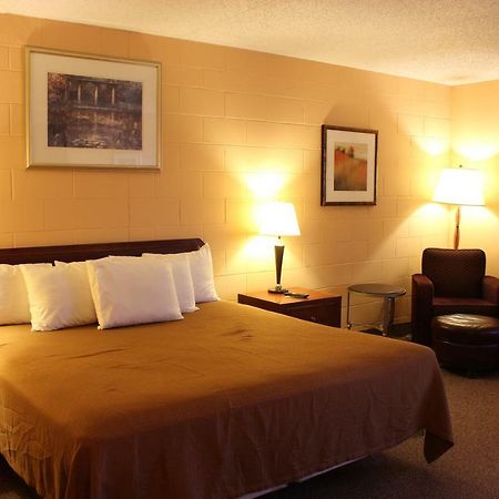 Sunlac Inn Lakota Ngoại thất bức ảnh