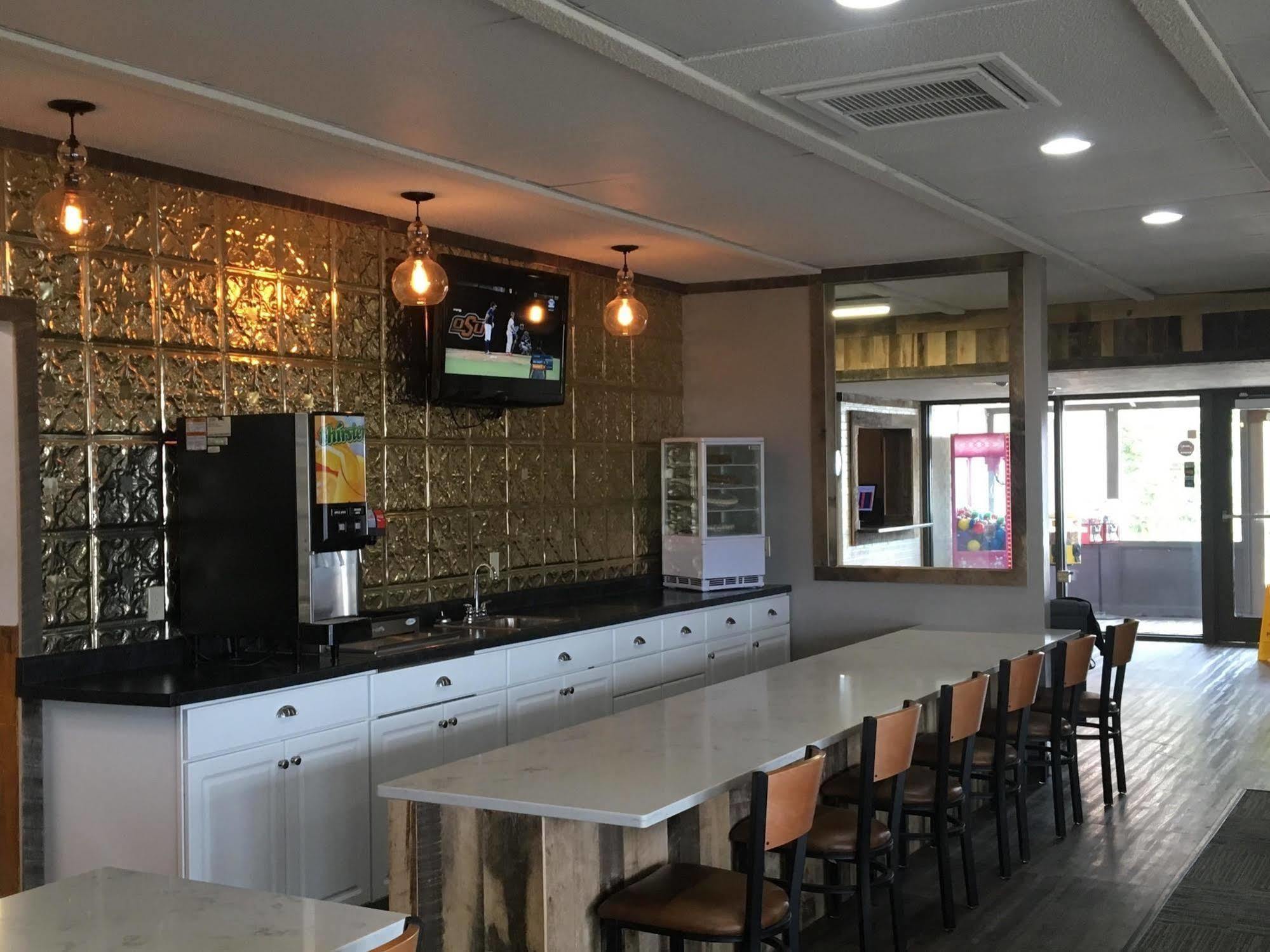 Sunlac Inn Lakota Ngoại thất bức ảnh